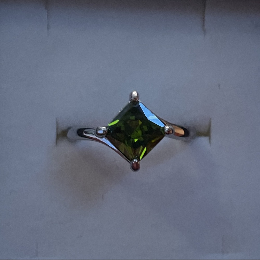 Elegant Silver Ring with Green Gemstone